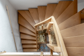 Treppe-EG-Oben - Traumhaftes Einfamilienhaus mit Einliegerwohnung, Feldrandlage und Doppelgarage mit Grube