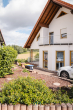 Ansicht-Links-2 - Traumhaftes Einfamilienhaus mit Einliegerwohnung, Feldrandlage und Doppelgarage mit Grube