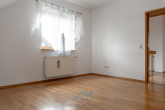 Zimmer-1.1-DG - Traumhaftes Einfamilienhaus mit Einliegerwohnung, Feldrandlage und Doppelgarage mit Grube