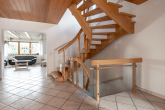 Treppe-EG - Traumhaftes Einfamilienhaus mit Einliegerwohnung, Feldrandlage und Doppelgarage mit Grube