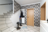 EG Treppe - Ihr Zuhause wartet in Gau-Odernheim: Einfamilienhaus mit großer Terrasse & geräumiger Garage!